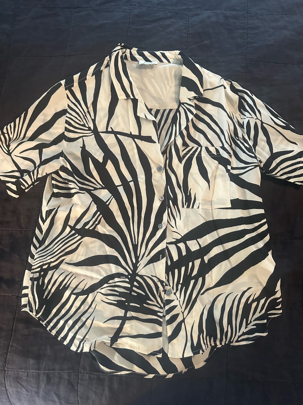 Ayr Short Sleeve Blouse in palm print. Size Large.